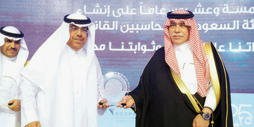  وزير التجارة يسلِّم الجائزة للسادة