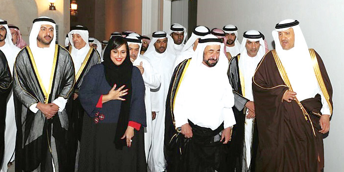  الشيخ القاسمي خلال الجولة يرافقه مسؤولو حكومة الشارقة بحضور الأمير سلطان بن سلمان
