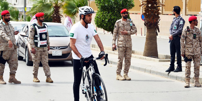  الرحالة اليحيا على دراجته استعداداً للانطلاق