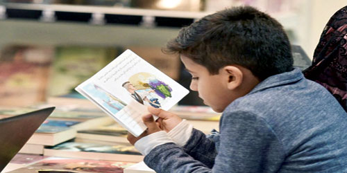  طفل يقرأ قصة ضمن برامج الجناح المقدمة للأطفال