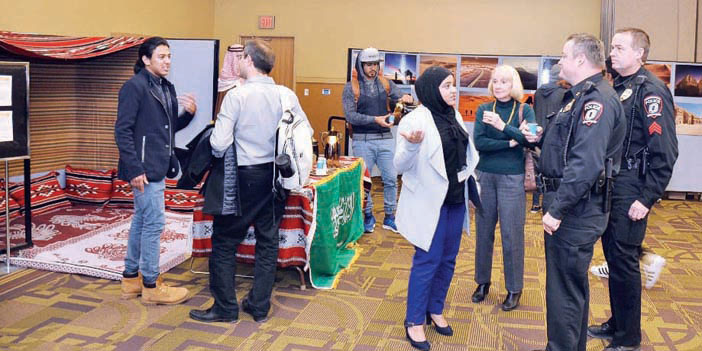  حميدة الصفواني تستقبل زوار المعرض من الأمريكيين