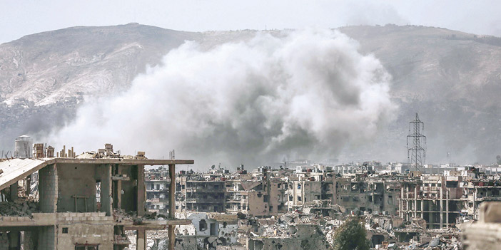   أعمدة الدخان تتصاعد في حي جوبر بدمشق من جراء قصف الأسد