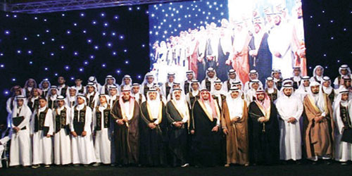  لقطة جماعية لأمير المنطقة مع المتفوقين