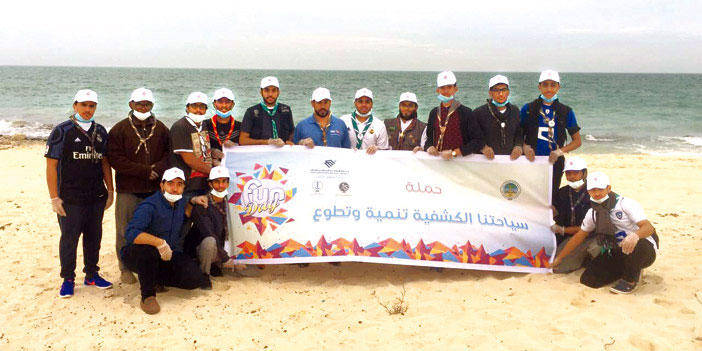  الجوالة المشاركون في رفع  النفايات بشاطئ رأس تنورة