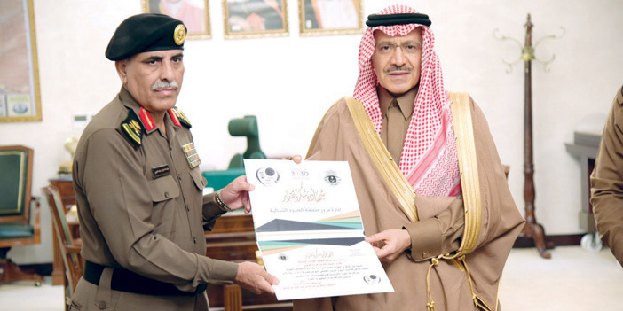  الأمير مشعل بن عبدالله يكرم مدير شرطة المنطقة