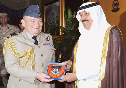  الأمير متعب بن عبدالله خلال استقباله رئيس أركان الدفاع البريطاني