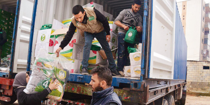  الفريق الإغاثي يوزع المساعدات على الأشقاء السوريين