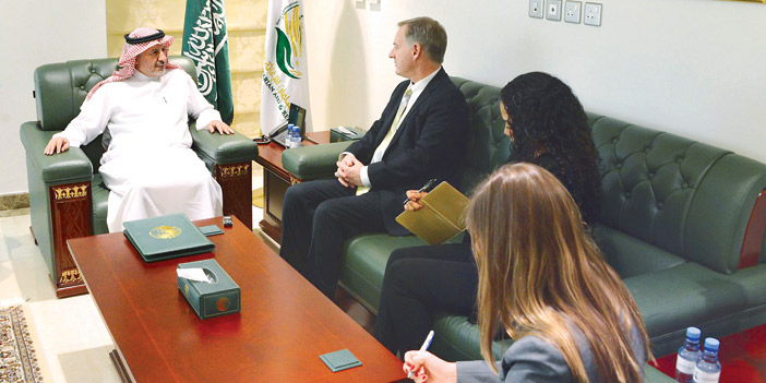  د. الربيعة خلال لقائه كريستوفر