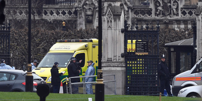   الشرطة البريطانية تحيط بمبنى البرلمان بعد اعتداء أول أمس