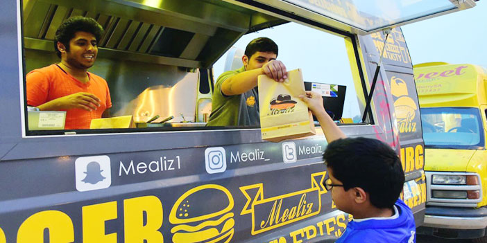 شباب سعوديون يكسرون حاجز الخجل بمنصات «تراكس فود» 