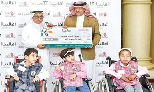  الأمير سلطان بن سلمان يتسلَّم شيك حصيلة مبادرة البنك