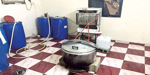 شرطة صامطة تضبط مصنعا للخمور وتقبض على عمالة مخالفين 