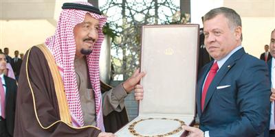 الملك عبدالله يقلد خادم الحرمين (قلادة الشريف الحسين بن علي) أرفع وسام في المملكة الأردنية 
