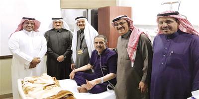 الوفد المرافق لزيارة خادم الحرمين للأردن يطمئن على صحة المذيع غالب كامل 