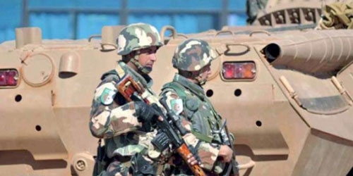 الجيش الجزائري يعتقل إرهابيا قرب الحدود مع ليبيا 