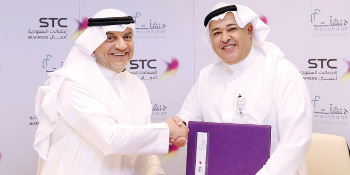   جانب من توقيع الاتفاقية