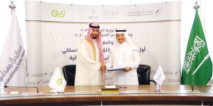  الرويس مع الأمير نايف بن سلطان خلال توقيع العقد