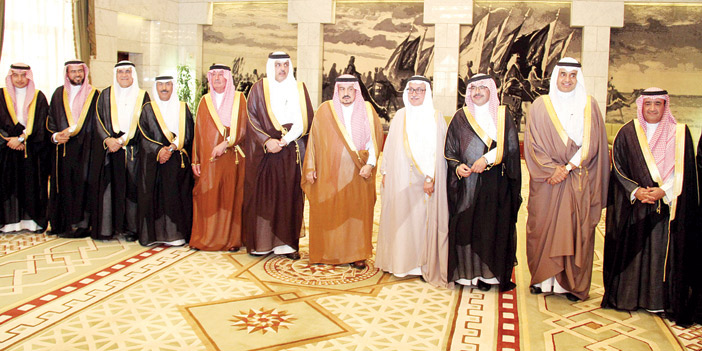   أمير الرياض يتوسط قيادات ومسؤولي البنك الأهلي وجامعة الأمير سلطان