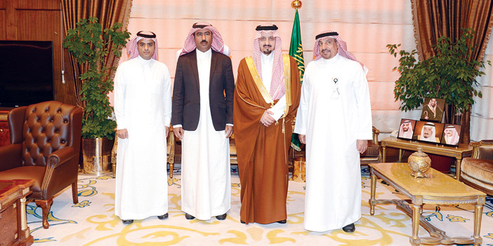  الأمير فيصل بن خالد مستقبلاً القاضي والقحطاني وعسيري