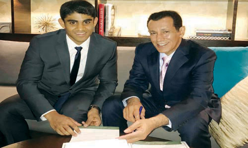  آل حزام يوقع العقد بحضور العميد هادي بكر