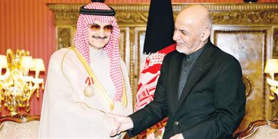 الرئيس الأفغاني يستقبل الأمير الوليد بن طلال ويقلّده وسام الدولة الأعلى 