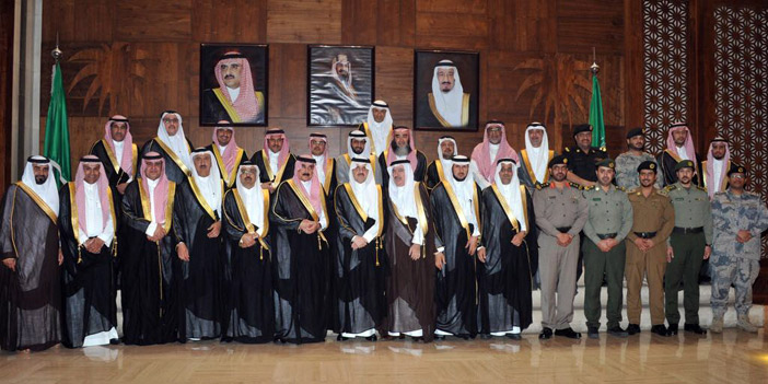  سعود بن نايف مع عدد من الضيوف ومسؤولي جسر الملك فهد