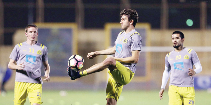   توماسوف وبرونو وايالا في تدريب النصر أمس