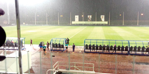  لقطة تظهر الأمطار التي هطلت على ملعب المباراة
