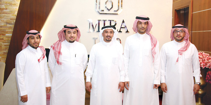  صورة جماعية لحظة افتتاح المطعم