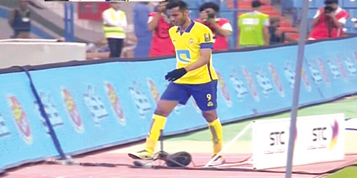  الوسط الرياضي يستنكر تصرف هزازي