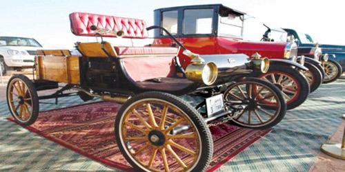  عدد من السيارات الكلاسيكية