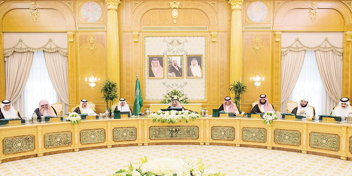  خادم الحرمين الشريفين خلال ترؤسه جلسة مجلس الوزراء أمس