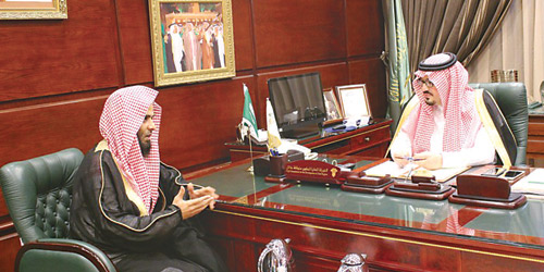  الأمير عبدالله بن خالد خلال استقباله الشيخ العجيمي