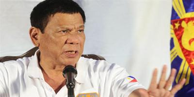 الرئيس الفلبيني يعزل وزير الداخلية لاتهامه بالفساد 