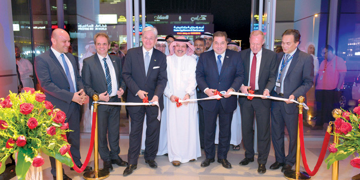  لحظة قص الشريط