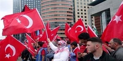 الأتراك في هولندا يدلون بأصواتهم في الاستفتاء على التعديل الدستوري 