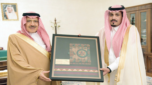  الأمير مشعل بن عبدالله يستلم درعاً تذكارية من رئيس النادي