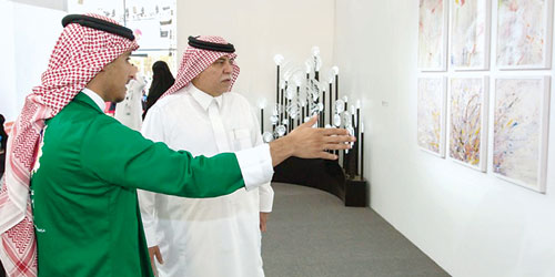  وزير التجارة والاستثمار خلال جولته