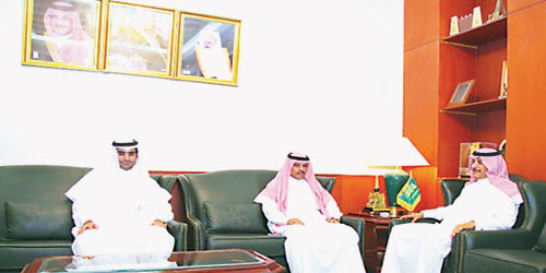  سمو المحافظ يستقبل الضويحي والعتيبي