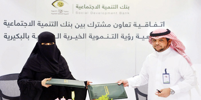  الدكتور عبد الله النملة ونورة العريني خلال توقيع الاتفاقية