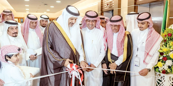  الأمير فيصل خلال افتتاحه المعرض