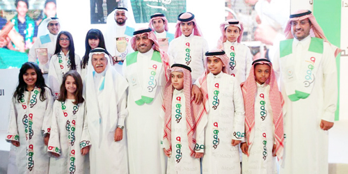  الأمير تركي بن عبدالله مع الطلاب والطالبات الموهوبين