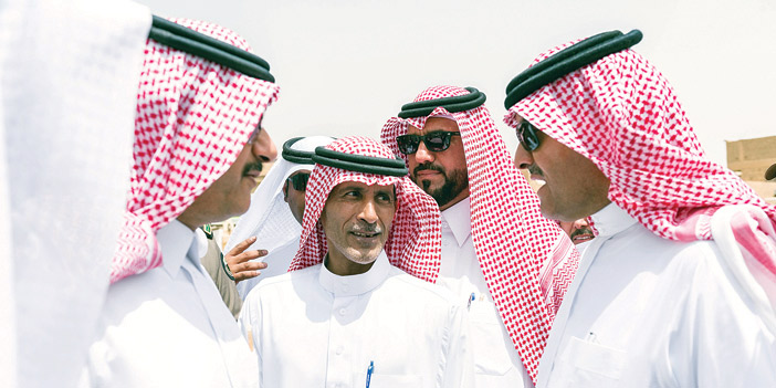  المزيني يتوسط سمو الأمير سلطان وسمو محافظ المجمعة