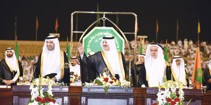  الأمير سعود بن نايف يحيي الطلاب الخريجين أثناء طابور العرض