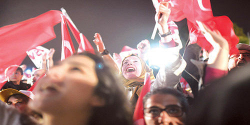  مؤيدو تعديل الدستور التركي يحتفلون بعد إعلان نتيجة التصويت