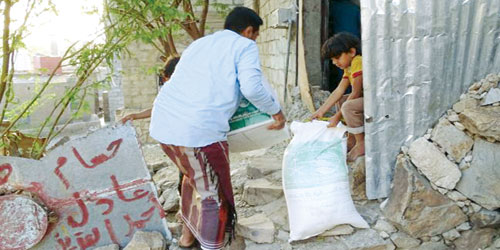 مركز الملك سلمان للإغاثة يوزع سلالاً غذائية على بعض مديريات محافظة تعز 