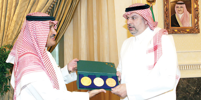  الأمير عبدالله يتسلم ميداليات دورة التضامن من النصار