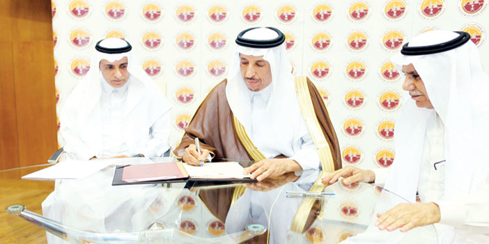  الأمير سعود بن ثنيان خلال توقيعه أحد العقود