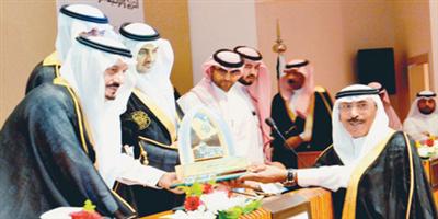 أمير منطقة الرياض يتوج «البنك الأهلي» بجائزة «الأكثر توظيفاً» لخريجي معهد الإدارة 