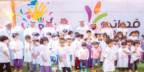  لقطة جماعية للأطفال المشاركين مع المسؤولين